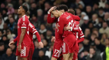 تصريح جريء.. شقيق أرنولد يختار نجم ليفربول أنيق العصر ويهاجم يامال